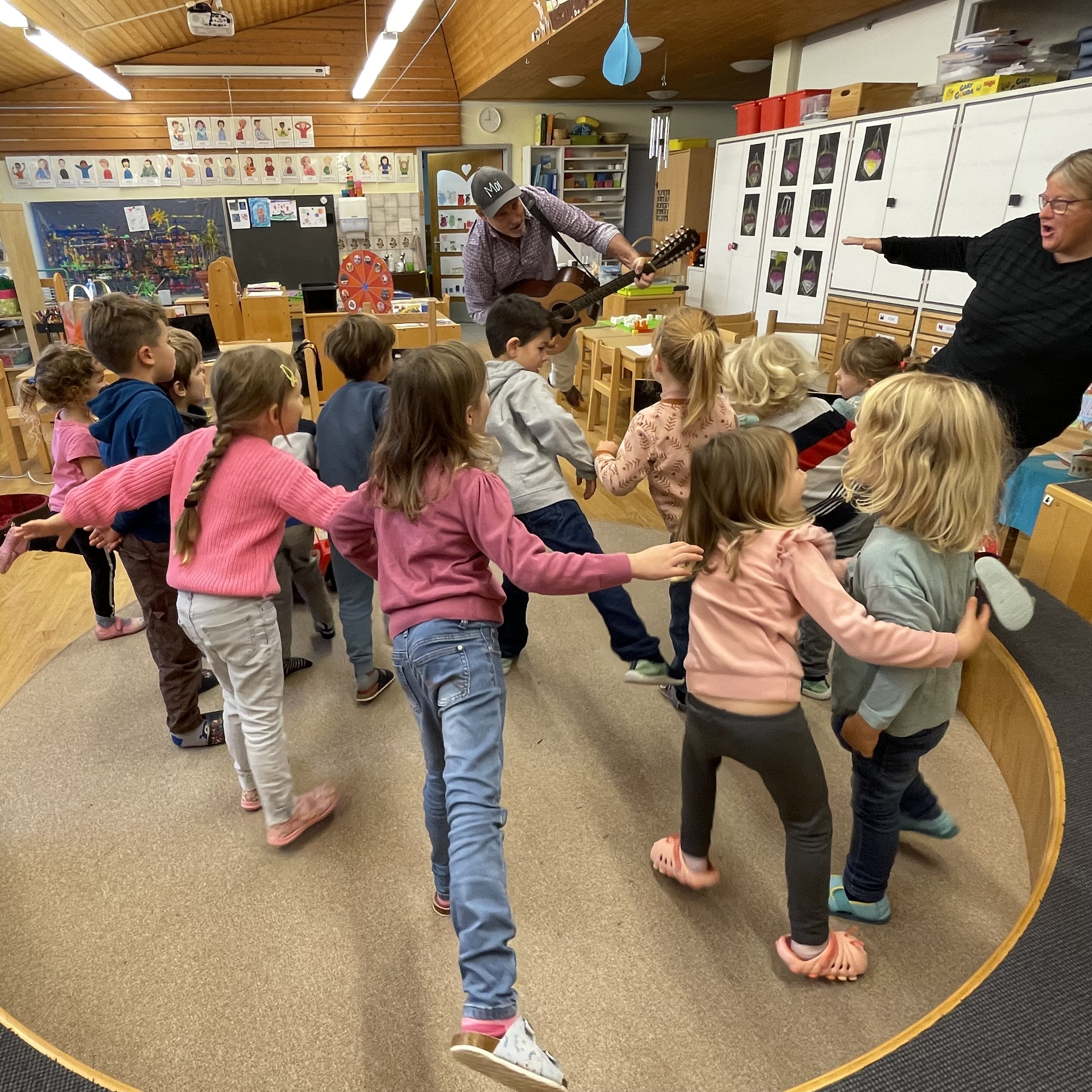Interaktives Mitmachkonzert mit tanzenden Kindern