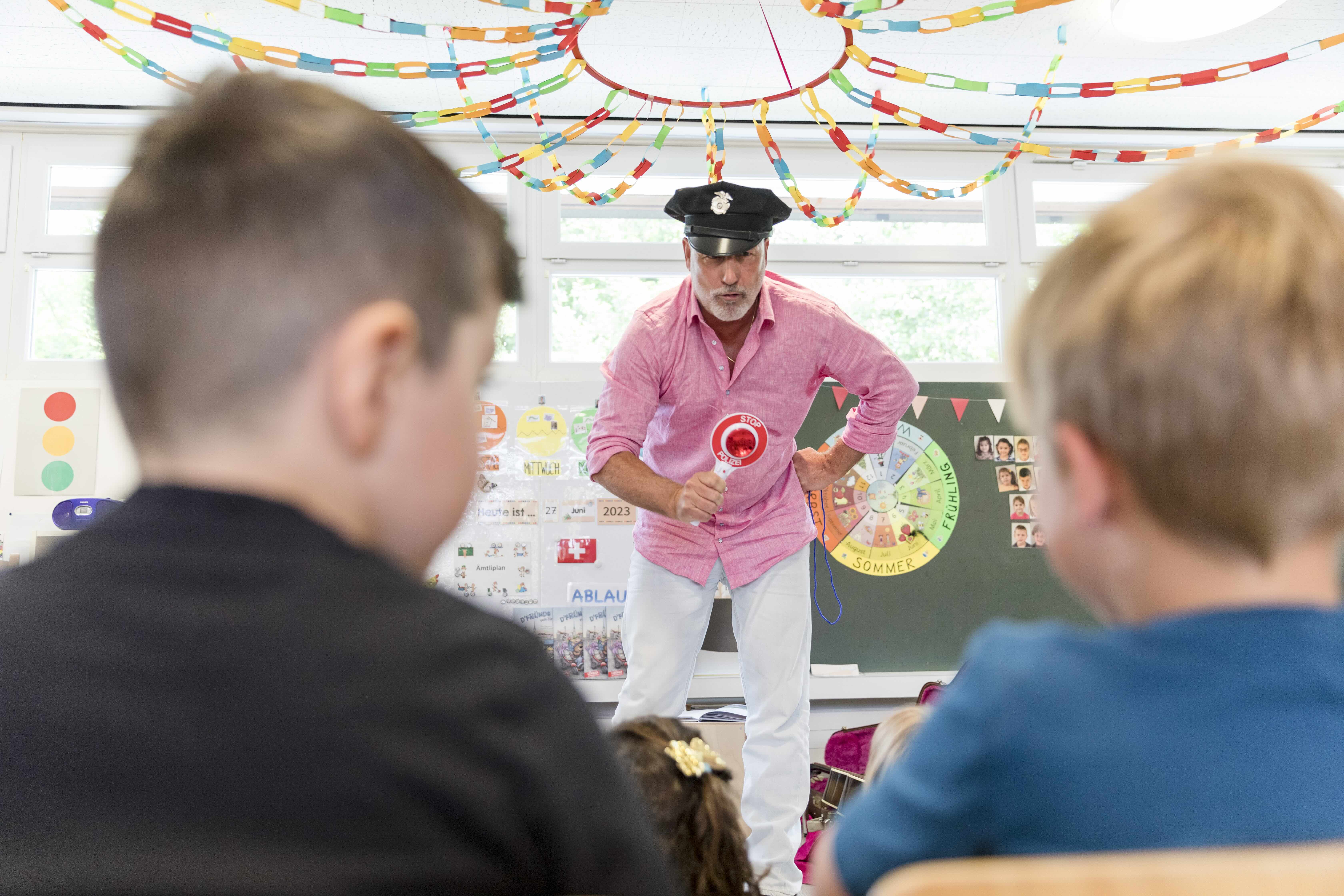 Rico als Polizist bei der Lesung